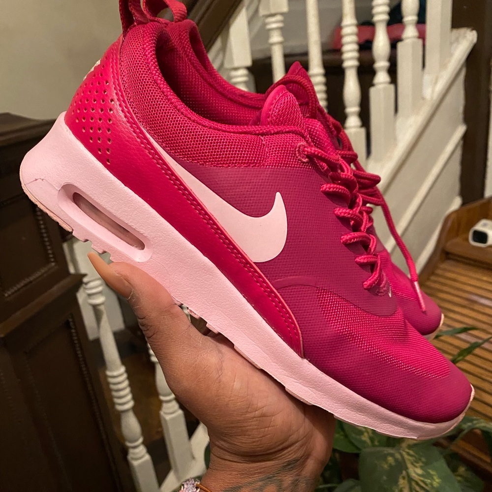 Pink Nike runners 5.5